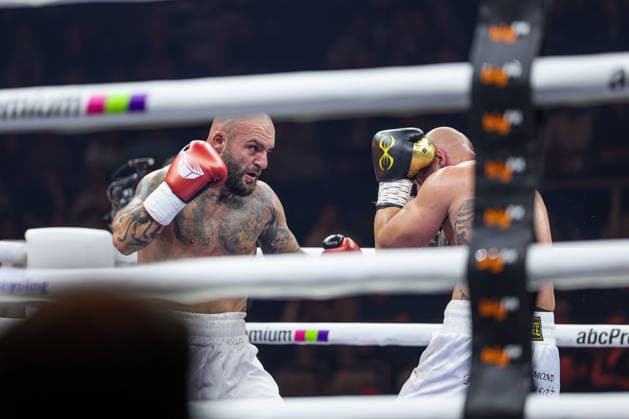 Edmon Avagyan packt die Linke aus Edmon RInglife Avagyan vs. Patrick Fiala beim Ringside Series 2026 - Night of Heavyweights am 15.05.26 in SAP Arena, Mannheim xamx Foto: Alfio Marino