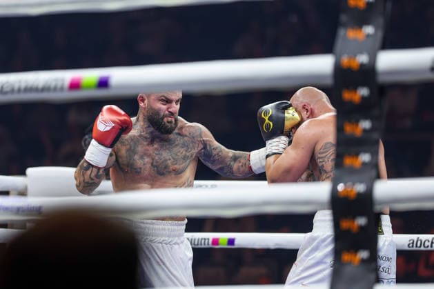 Edmon Avagyan packt die Linke aus Edmon RInglife Avagyan vs. Patrick Fiala beim Ringside Series 2026 - Night of Heavyweights am 15.05.26 in SAP Arena, Mannheim xamx Foto: Alfio Marino