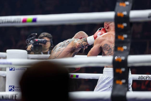 Da ist der KO Schlag von Edmon Avagyan, Patrick Fiala geht nach diesem Schlag ko! Edmon RInglife Avagyan vs. Patrick Fiala beim Ringside Series 2026 - Night of Heavyweights am 15.05.26 in SAP Arena, Mannheim xamx Foto: Alfio Marino