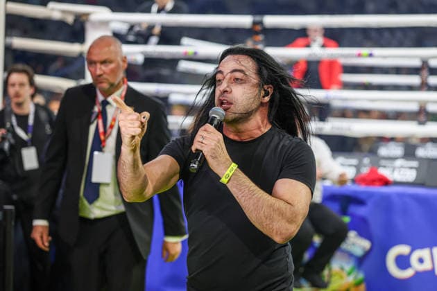 Bülent Ceylan mit seiner Rock-Show Diktatürk beim Ringside Series 2026 - Night of Heavyweights am 15.05.26 in SAP Arena, Mannheim xamx Foto: Alfio Marino