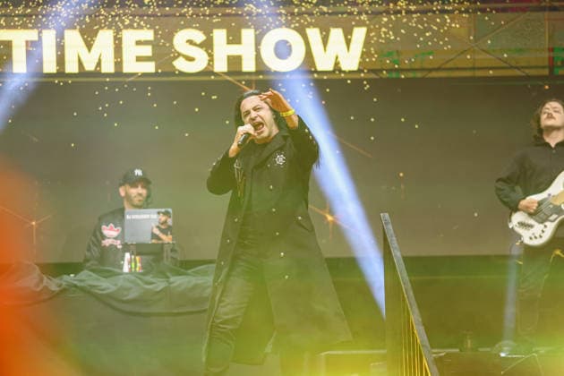 Bülent Ceylan mit seiner Rock-Show Diktatürk beim Ringside Series 2026 - Night of Heavyweights am 15.05.26 in SAP Arena, Mannheim xamx Foto: Alfio Marino