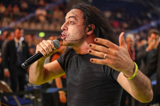 Bülent Ceylan mit seiner Rock-Show Diktatürk beim Ringside Series 2026 - Night of Heavyweights am 15.05.26 in SAP Arena, Mannheim xamx Foto: Alfio Marino
