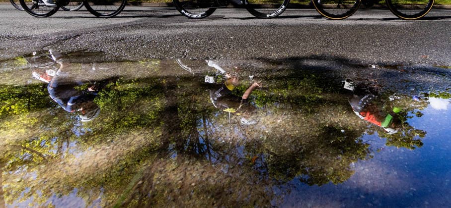 15.05.2026, GER, Rennrad, Maenner Frauen Junioren, Saison 2025, 26.TMP Jugentour Kleine Friedensfahrt, 1.Etappe Rundstreckenrennen Residenzstadt Gotha Tom ANSORGE (LV Sachsen), Ben GOBEL (VfR Buttgen), Maciej WALASIK (Klub Kolarski TARNOVIA) An 3 Wettkampftagen vom 15.05-17.05.2026 gingen knapp 350 Athleten aus 7 Ländern in den Kategorien Jedermann, Anfaenger, U15m, U17w und U17m bei der 25. Auflage der TMP Jugentour Kleine Friedensfahrt 2025 an den Start. Neben dem Einzelzeitfahren sind 3 weitere Etappen im Gothaer Landkreis zu absolvieren, organisiert vom RSC Waltershausen-Gotha e.V.. Etappe 1 erfolgte als Rundstrecke in Gotha wobei die U15m 16,8km, die U17w 25,2km und die U17m 31,5km absolvieren mussten 99867 Gotha Schloss Friedenstein Historisc Thüringen Deutschland
