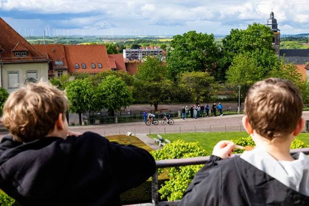 15.05.2026, GER, Rennrad, Maenner Frauen Junioren, Saison 2025, 26.TMP Jugentour Kleine Friedensfahrt, 1.Etappe Rundstreckenrennen Residenzstadt Gotha An 3 Wettkampftagen vom 15.05-17.05.2026 gingen knapp 350 Athleten aus 7 Ländern in den Kategorien Jedermann, Anfaenger, U15m, U17w und U17m bei der 25. Auflage der TMP Jugentour Kleine Friedensfahrt 2025 an den Start. Neben dem Einzelzeitfahren sind 3 weitere Etappen im Gothaer Landkreis zu absolvieren, organisiert vom RSC Waltershausen-Gotha e.V.. Etappe 1 erfolgte als Rundstrecke in Gotha wobei die U15m 16,8km, die U17w 25,2km und die U17m 31,5km absolvieren mussten 99867 Gotha Schloss Friedenstein Historisc Thüringen Deutschland