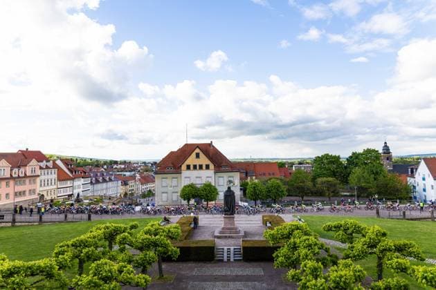 15.05.2026, GER, Rennrad, Maenner Frauen Junioren, Saison 2025, 26.TMP Jugentour Kleine Friedensfahrt, 1.Etappe Rundstreckenrennen Residenzstadt Gotha An 3 Wettkampftagen vom 15.05-17.05.2026 gingen knapp 350 Athleten aus 7 Ländern in den Kategorien Jedermann, Anfaenger, U15m, U17w und U17m bei der 25. Auflage der TMP Jugentour Kleine Friedensfahrt 2025 an den Start. Neben dem Einzelzeitfahren sind 3 weitere Etappen im Gothaer Landkreis zu absolvieren, organisiert vom RSC Waltershausen-Gotha e.V.. Etappe 1 erfolgte als Rundstrecke in Gotha wobei die U15m 16,8km, die U17w 25,2km und die U17m 31,5km absolvieren mussten 99867 Gotha Schloss Friedenstein Historisc Thüringen Deutschland