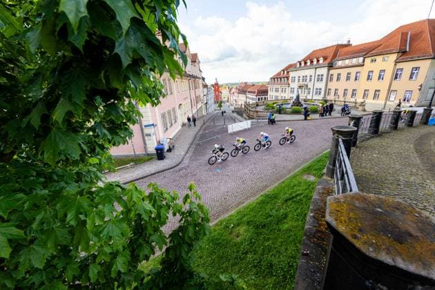 15.05.2026, GER, Rennrad, Maenner Frauen Junioren, Saison 2025, 26.TMP Jugentour Kleine Friedensfahrt, 1.Etappe Rundstreckenrennen Residenzstadt Gotha An 3 Wettkampftagen vom 15.05-17.05.2026 gingen knapp 350 Athleten aus 7 Ländern in den Kategorien Jedermann, Anfaenger, U15m, U17w und U17m bei der 25. Auflage der TMP Jugentour Kleine Friedensfahrt 2025 an den Start. Neben dem Einzelzeitfahren sind 3 weitere Etappen im Gothaer Landkreis zu absolvieren, organisiert vom RSC Waltershausen-Gotha e.V.. Etappe 1 erfolgte als Rundstrecke in Gotha wobei die U15m 16,8km, die U17w 25,2km und die U17m 31,5km absolvieren mussten 99867 Gotha Schloss Friedenstein Historisc Thüringen Deutschland