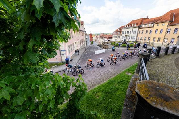 15.05.2026, GER, Rennrad, Maenner Frauen Junioren, Saison 2025, 26.TMP Jugentour Kleine Friedensfahrt, 1.Etappe Rundstreckenrennen Residenzstadt Gotha An 3 Wettkampftagen vom 15.05-17.05.2026 gingen knapp 350 Athleten aus 7 Ländern in den Kategorien Jedermann, Anfaenger, U15m, U17w und U17m bei der 25. Auflage der TMP Jugentour Kleine Friedensfahrt 2025 an den Start. Neben dem Einzelzeitfahren sind 3 weitere Etappen im Gothaer Landkreis zu absolvieren, organisiert vom RSC Waltershausen-Gotha e.V.. Etappe 1 erfolgte als Rundstrecke in Gotha wobei die U15m 16,8km, die U17w 25,2km und die U17m 31,5km absolvieren mussten 99867 Gotha Schloss Friedenstein Historisc Thüringen Deutschland