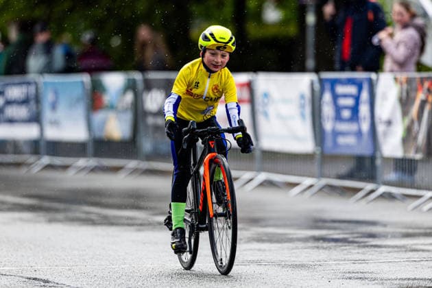 15.05.2026, GER, Rennrad, Maenner Frauen Junioren, Saison 2025, 26.TMP Jugentour Kleine Friedensfahrt, 1.Etappe Rundstreckenrennen Residenzstadt Gotha Fritz Hesse An 3 Wettkampftagen vom 15.05-17.05.2026 gingen knapp 350 Athleten aus 7 Ländern in den Kategorien Jedermann, Anfaenger, U15m, U17w und U17m bei der 25. Auflage der TMP Jugentour Kleine Friedensfahrt 2025 an den Start. Neben dem Einzelzeitfahren sind 3 weitere Etappen im Gothaer Landkreis zu absolvieren, organisiert vom RSC Waltershausen-Gotha e.V.. Etappe 1 erfolgte als Rundstrecke in Gotha wobei die U15m 16,8km, die U17w 25,2km und die U17m 31,5km absolvieren mussten 99867 Gotha Schloss Friedenstein Historisc Thüringen Deutschland