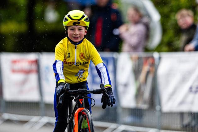 15.05.2026, GER, Rennrad, Maenner Frauen Junioren, Saison 2025, 26.TMP Jugentour Kleine Friedensfahrt, 1.Etappe Rundstreckenrennen Residenzstadt Gotha Fritz Hesse An 3 Wettkampftagen vom 15.05-17.05.2026 gingen knapp 350 Athleten aus 7 Ländern in den Kategorien Jedermann, Anfaenger, U15m, U17w und U17m bei der 25. Auflage der TMP Jugentour Kleine Friedensfahrt 2025 an den Start. Neben dem Einzelzeitfahren sind 3 weitere Etappen im Gothaer Landkreis zu absolvieren, organisiert vom RSC Waltershausen-Gotha e.V.. Etappe 1 erfolgte als Rundstrecke in Gotha wobei die U15m 16,8km, die U17w 25,2km und die U17m 31,5km absolvieren mussten 99867 Gotha Schloss Friedenstein Historisc Thüringen Deutschland