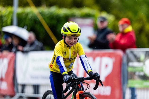 15.05.2026, GER, Rennrad, Maenner Frauen Junioren, Saison 2025, 26.TMP Jugentour Kleine Friedensfahrt, 1.Etappe Rundstreckenrennen Residenzstadt Gotha Fritz Hesse An 3 Wettkampftagen vom 15.05-17.05.2026 gingen knapp 350 Athleten aus 7 Ländern in den Kategorien Jedermann, Anfaenger, U15m, U17w und U17m bei der 25. Auflage der TMP Jugentour Kleine Friedensfahrt 2025 an den Start. Neben dem Einzelzeitfahren sind 3 weitere Etappen im Gothaer Landkreis zu absolvieren, organisiert vom RSC Waltershausen-Gotha e.V.. Etappe 1 erfolgte als Rundstrecke in Gotha wobei die U15m 16,8km, die U17w 25,2km und die U17m 31,5km absolvieren mussten 99867 Gotha Schloss Friedenstein Historisc Thüringen Deutschland