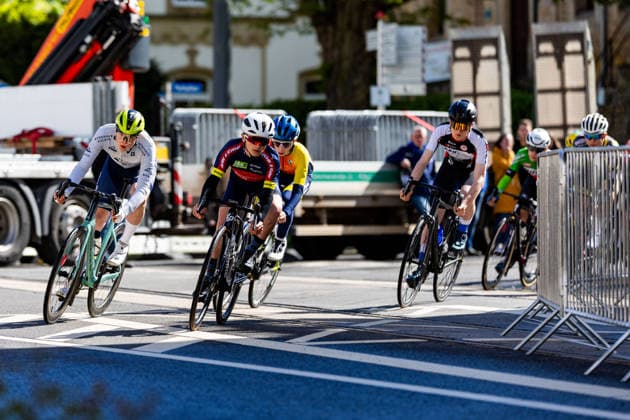 15.05.2026, GER, Rennrad, Maenner Frauen Junioren, Saison 2025, 26.TMP Jugentour Kleine Friedensfahrt, 1.Etappe Rundstreckenrennen Residenzstadt Gotha An 3 Wettkampftagen vom 15.05-17.05.2026 gingen knapp 350 Athleten aus 7 Ländern in den Kategorien Jedermann, Anfaenger, U15m, U17w und U17m bei der 25. Auflage der TMP Jugentour Kleine Friedensfahrt 2025 an den Start. Neben dem Einzelzeitfahren sind 3 weitere Etappen im Gothaer Landkreis zu absolvieren, organisiert vom RSC Waltershausen-Gotha e.V.. Etappe 1 erfolgte als Rundstrecke in Gotha wobei die U15m 16,8km, die U17w 25,2km und die U17m 31,5km absolvieren mussten 99867 Gotha Schloss Friedenstein Historisc Thüringen Deutschland