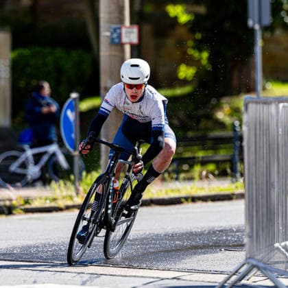 15.05.2026, GER, Rennrad, Maenner Frauen Junioren, Saison 2025, 26.TMP Jugentour Kleine Friedensfahrt, 1.Etappe Rundstreckenrennen Residenzstadt Gotha An 3 Wettkampftagen vom 15.05-17.05.2026 gingen knapp 350 Athleten aus 7 Ländern in den Kategorien Jedermann, Anfaenger, U15m, U17w und U17m bei der 25. Auflage der TMP Jugentour Kleine Friedensfahrt 2025 an den Start. Neben dem Einzelzeitfahren sind 3 weitere Etappen im Gothaer Landkreis zu absolvieren, organisiert vom RSC Waltershausen-Gotha e.V.. Etappe 1 erfolgte als Rundstrecke in Gotha wobei die U15m 16,8km, die U17w 25,2km und die U17m 31,5km absolvieren mussten 99867 Gotha Schloss Friedenstein Historisc Thüringen Deutschland