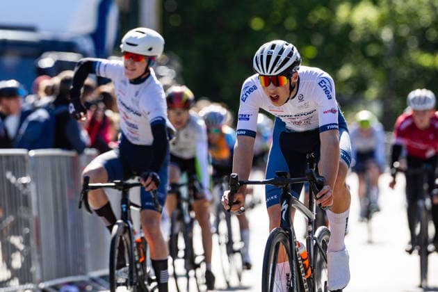 15.05.2026, GER, Rennrad, Maenner Frauen Junioren, Saison 2025, 26.TMP Jugentour Kleine Friedensfahrt, 1.Etappe Rundstreckenrennen Residenzstadt Gotha Igor Kedziora gewinnt vor seinem Teamkollegen Oliver Kujawa nachdem er vor der Ziellinie zu früh Jubelte. An 3 Wettkampftagen vom 15.05-17.05.2026 gingen knapp 350 Athleten aus 7 Ländern in den Kategorien Jedermann, Anfaenger, U15m, U17w und U17m bei der 25. Auflage der TMP Jugentour Kleine Friedensfahrt 2025 an den Start. Neben dem Einzelzeitfahren sind 3 weitere Etappen im Gothaer Landkreis zu absolvieren, organisiert vom RSC Waltershausen-Gotha e.V.. Etappe 1 erfolgte als Rundstrecke in Gotha wobei die U15m 16,8km, die U17w 25,2km und die U17m 31,5km absolvieren mussten 99867 Gotha Schloss Friedenstein Historisc Thüringen Deutschland