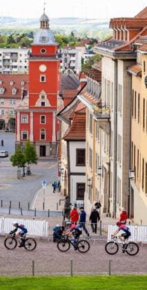 15.05.2026, GER, Rennrad, Maenner Frauen Junioren, Saison 2025, 26.TMP Jugentour Kleine Friedensfahrt, 1.Etappe Rundstreckenrennen Residenzstadt Gotha An 3 Wettkampftagen vom 15.05-17.05.2026 gingen knapp 350 Athleten aus 7 Ländern in den Kategorien Jedermann, Anfaenger, U15m, U17w und U17m bei der 25. Auflage der TMP Jugentour Kleine Friedensfahrt 2025 an den Start. Neben dem Einzelzeitfahren sind 3 weitere Etappen im Gothaer Landkreis zu absolvieren, organisiert vom RSC Waltershausen-Gotha e.V.. Etappe 1 erfolgte als Rundstrecke in Gotha wobei die U15m 16,8km, die U17w 25,2km und die U17m 31,5km absolvieren mussten 99867 Gotha Schloss Friedenstein Historisc Thüringen Deutschland