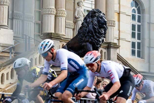 15.05.2026, GER, Rennrad, Maenner Frauen Junioren, Saison 2025, 26.TMP Jugentour Kleine Friedensfahrt, 1.Etappe Rundstreckenrennen Residenzstadt Gotha An 3 Wettkampftagen vom 15.05-17.05.2026 gingen knapp 350 Athleten aus 7 Ländern in den Kategorien Jedermann, Anfaenger, U15m, U17w und U17m bei der 25. Auflage der TMP Jugentour Kleine Friedensfahrt 2025 an den Start. Neben dem Einzelzeitfahren sind 3 weitere Etappen im Gothaer Landkreis zu absolvieren, organisiert vom RSC Waltershausen-Gotha e.V.. Etappe 1 erfolgte als Rundstrecke in Gotha wobei die U15m 16,8km, die U17w 25,2km und die U17m 31,5km absolvieren mussten 99867 Gotha Schloss Friedenstein Historisc Thüringen Deutschland