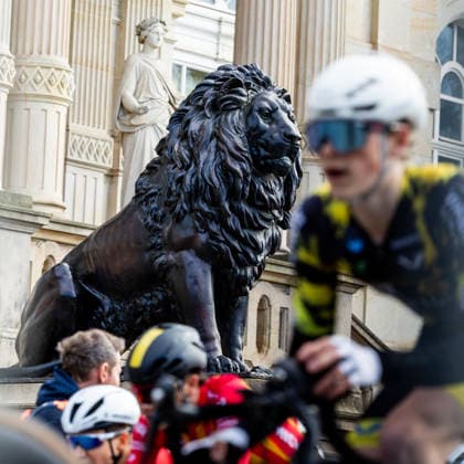 15.05.2026, GER, Rennrad, Maenner Frauen Junioren, Saison 2025, 26.TMP Jugentour Kleine Friedensfahrt, 1.Etappe Rundstreckenrennen Residenzstadt Gotha An 3 Wettkampftagen vom 15.05-17.05.2026 gingen knapp 350 Athleten aus 7 Ländern in den Kategorien Jedermann, Anfaenger, U15m, U17w und U17m bei der 25. Auflage der TMP Jugentour Kleine Friedensfahrt 2025 an den Start. Neben dem Einzelzeitfahren sind 3 weitere Etappen im Gothaer Landkreis zu absolvieren, organisiert vom RSC Waltershausen-Gotha e.V.. Etappe 1 erfolgte als Rundstrecke in Gotha wobei die U15m 16,8km, die U17w 25,2km und die U17m 31,5km absolvieren mussten 99867 Gotha Schloss Friedenstein Historisc Thüringen Deutschland
