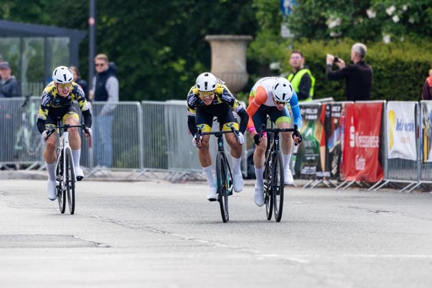 15.05.2026, GER, Rennrad, Maenner Frauen Junioren, Saison 2025, 26.TMP Jugentour Kleine Friedensfahrt, 1.Etappe Rundstreckenrennen Residenzstadt Gotha Jasper Carls gewinnt vor Kilian Schmitz An 3 Wettkampftagen vom 15.05-17.05.2026 gingen knapp 350 Athleten aus 7 Ländern in den Kategorien Jedermann, Anfaenger, U15m, U17w und U17m bei der 25. Auflage der TMP Jugentour Kleine Friedensfahrt 2025 an den Start. Neben dem Einzelzeitfahren sind 3 weitere Etappen im Gothaer Landkreis zu absolvieren, organisiert vom RSC Waltershausen-Gotha e.V.. Etappe 1 erfolgte als Rundstrecke in Gotha wobei die U15m 16,8km, die U17w 25,2km und die U17m 31,5km absolvieren mussten 99867 Gotha Schloss Friedenstein Historisc Thüringen Deutschland