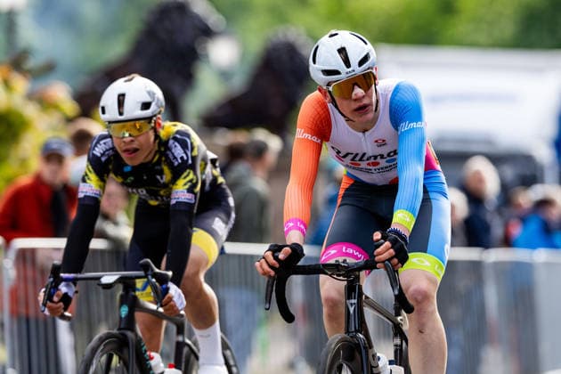 15.05.2026, GER, Rennrad, Maenner Frauen Junioren, Saison 2025, 26.TMP Jugentour Kleine Friedensfahrt, 1.Etappe Rundstreckenrennen Residenzstadt Gotha Jasper Carls gewinnt vor Kilian Schmitz An 3 Wettkampftagen vom 15.05-17.05.2026 gingen knapp 350 Athleten aus 7 Ländern in den Kategorien Jedermann, Anfaenger, U15m, U17w und U17m bei der 25. Auflage der TMP Jugentour Kleine Friedensfahrt 2025 an den Start. Neben dem Einzelzeitfahren sind 3 weitere Etappen im Gothaer Landkreis zu absolvieren, organisiert vom RSC Waltershausen-Gotha e.V.. Etappe 1 erfolgte als Rundstrecke in Gotha wobei die U15m 16,8km, die U17w 25,2km und die U17m 31,5km absolvieren mussten 99867 Gotha Schloss Friedenstein Historisc Thüringen Deutschland