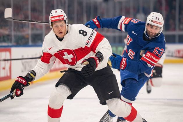ZURICH, ZURICH - MAY 15: Simon Knak of Switzerland battles with Max Sasson of USA during the 2026 IIHF World Championship, WM, Weltmeisterschaft Group A match between Switzerland and USA at Swiss Life Arena on May 15, 2026 in Zurich, Zurich, Switzerland. Copyright: xLivioxBaeriswylx xSPPx Sportspressphoto_SPR147405
