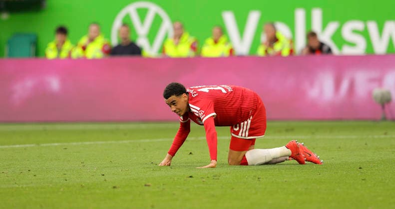 Foto : Jamal Musiala (FCB) am Boden zerstört Fussball 1. Bundesliga, 33. Spieltag am Sa. 09.05.2026 VfL Wolfsburg - FC Bayern München
