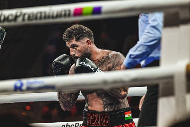 Nahaufnahme von 120; Unbekannt im Ring mit konzentriertem Blick und erhobenen Fäusten bei der Ringside Zone in der SAP Arena. Ringside, 15.05.2026, Mannheim, SAP Arena