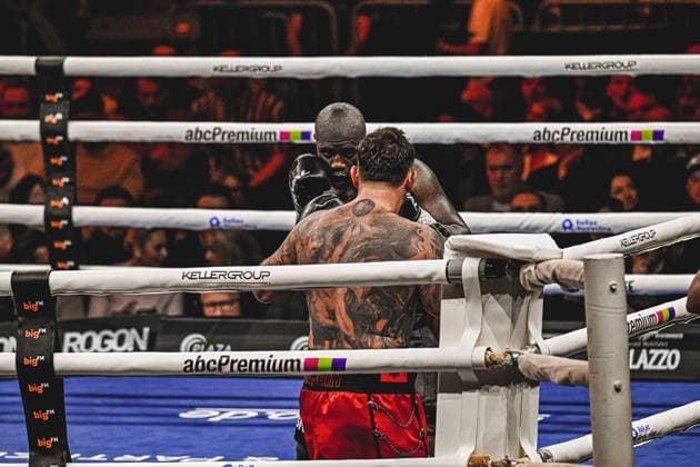 Peter Kadiru (129; VIP) im intensiven Schlagabtausch im Ring der SAP Arena Ringside, 15.05.2026, Mannheim, SAP Arena