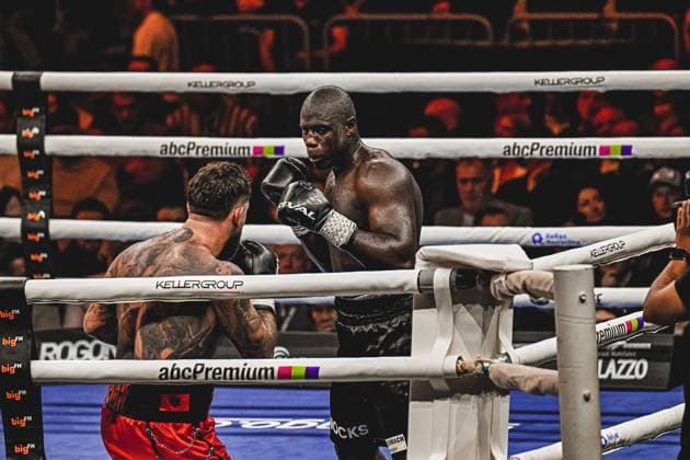 Senad Gashi und Peter Kadiru liefern sich einen intensiven Boxkampf in der SAP Arena Mannheim beim Event Ringside - Night of the Heavyweights am 15. Mai 2026. Beide Boxer sind im direkten Austausch im Ring engagiert, mit defensiver und offensiver Bewegung. Ringside, 15.05.2026, Mannheim, SAP Arena
