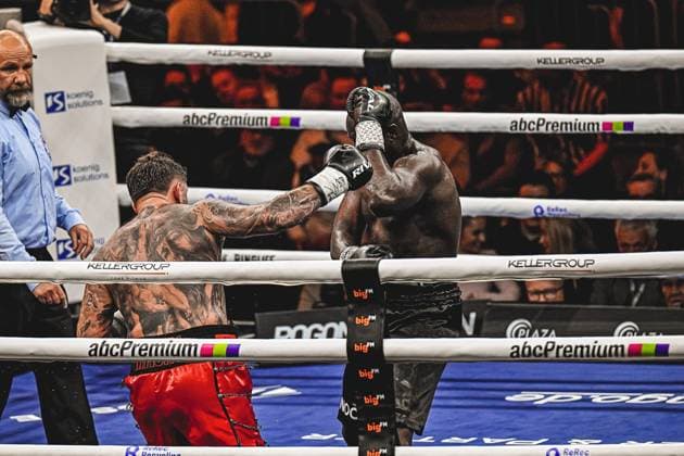 Senad Gashi und Peter Kadiru liefern sich einen intensiven Schwergewichtskampf beim Ringside-Event am 15.05.2026 in der SAP Arena Mannheim. Der Boxer in schwarzen Handschuhen pariert einen Schlag seines Gegners im Ring, während das Publikum die Action verfolgt. Ringside, 15.05.2026, Mannheim, SAP Arena