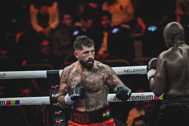 Senad Gashi ( 120, VIP) und Peter Kadiru ( 129, VIP) liefern sich einen intensiven Schlagabtausch im Ring der SAP Arena Mannheim. Das Boxevent Ringside Zone – Night of the Heavyweights am 15.05.2026 zeigt den tätowierten Gashi in Kampfposition mit Blick auf seinen Gegner. Ringside, 15.05.2026, Mannheim, SAP Arena