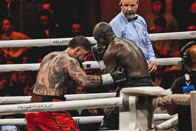 Intensiver Schlagabtausch zwischen Senad Gashi ( 120, VIP) und Peter Kadiru ( 129, VIP) beim Ringside-Event Night of the Heavyweights am 15.05.2026 in der SAP Arena Mannheim. Die beiden Boxer liefern sich einen kämpferischen Einsatz im Ring unter Beobachtung des Ringrichters. Ringside, 15.05.2026, Mannheim, SAP Arena