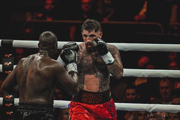 Senad Gashi und Peter Kadiru liefern sich einen harten Schlagabtausch im Boxring der SAP Arena Mannheim am 15.05.2026. Der Kampf zeigt beide Boxer in dichtem Nahkampf mit aktiven Boxbewegungen – ein Highlight der Ringside Night of the Heavyweights. Ringside, 15.05.2026, Mannheim, SAP Arena