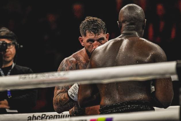 Senad Gashi und Peter Kadiru liefern sich einen intensiven Schwergewicht-Kampf beim Ringside-Event am 15.05.2026 in der SAP Arena Mannheim. Der Boxer mit tätowiertem Oberkörper fokussiert seinen Gegner konzentriert im Ring, während die Spannung der Begegnung deutlich sichtbar wird. Ringside, 15.05.2026, Mannheim, SAP Arena