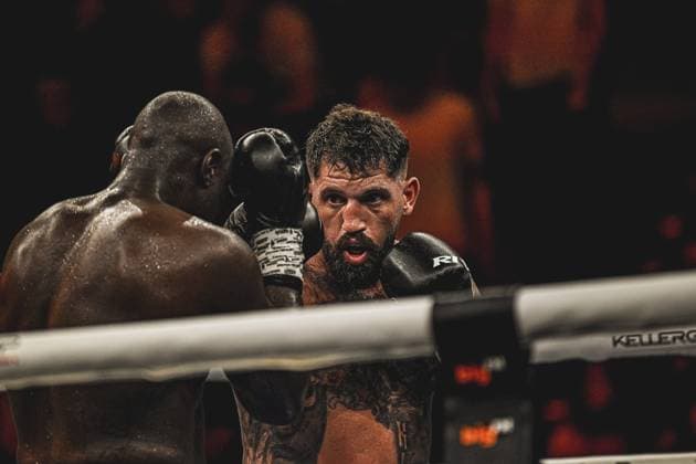 Boxkampf zwischen Senad Gashi ( 120, VIP) und Peter Kadiru ( 129, VIP) am 15.05.2026 in der SAP Arena Mannheim. Der Profiboxer Gashi führt einen aggressiven Angriff mit gezielten Schlägen gegen seinen Gegner, beide Boxer sind von intensiver Belastung geprägt. Ringside, 15.05.2026, Mannheim, SAP Arena