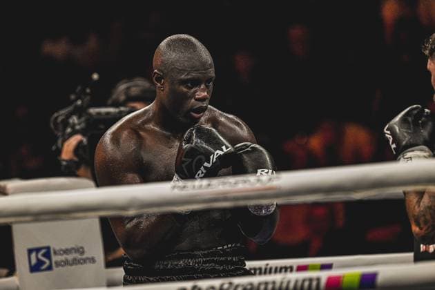 Boxkampf zwischen Senad Gashi und Peter Kadiru ( 129) am 15.05.2026 in der SAP Arena Mannheim. Der Boxer im Ring zeigt intensive Kampfkonzentration mit Schutzhandschuhen in defensiver Haltung während der Ringside Zone Night of the Heavyweights. Ringside, 15.05.2026, Mannheim, SAP Arena