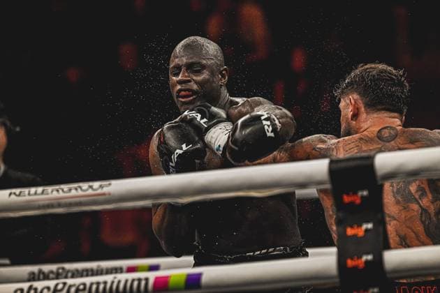 Schwergewichtskampf zwischen Senad Gashi und Peter Kadiru ( 129) am 15.05.2026 in der SAP Arena Mannheim. Peter Kadiru setzt einen kraftvollen Schlag in den Ring, während sein Gegner in Defensivposition ist. Ein intensiver Moment des Ringside-Events Night of the Heavyweights . Ringside, 15.05.2026, Mannheim, SAP Arena