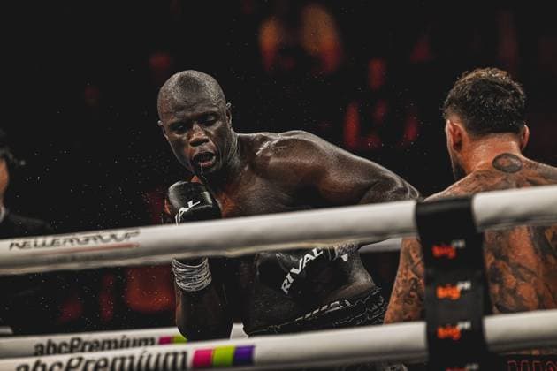 Senad Gashi und Peter Kadiru liefern sich einen intensiven Schlagabtausch im Ring der SAP Arena Mannheim bei der Ringside Zone – Night of the Heavyweights am 15.05.2026. Der hochklassige Boxkampf im Schwergewicht zeigt beide Athleten in vollem Einsatz mit technisch präzisen Bewegungen und defensivem Timing. Ringside, 15.05.2026, Mannheim, SAP Arena