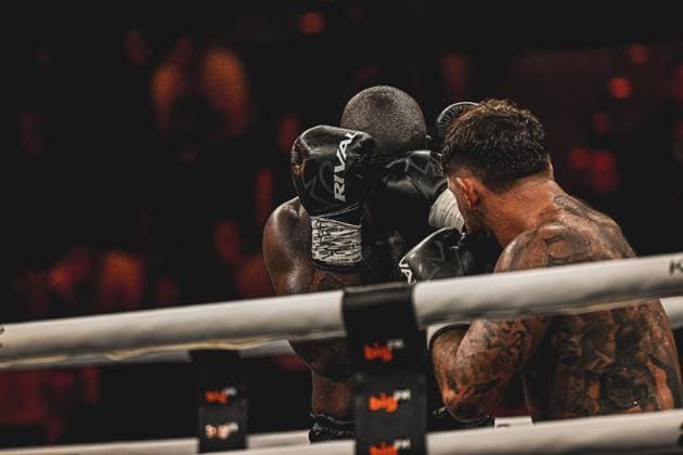 Senad Gashi und Peter Kadiru liefern sich einen harten Kampf beim Ringside Event Night of the Heavyweights am 15. Mai 2026 in der SAP Arena Mannheim. Die beiden Profiboxer kämpfen im Schwergewicht in einem dramatischen Schlagabtausch im Ring. Ringside, 15.05.2026, Mannheim, SAP Arena