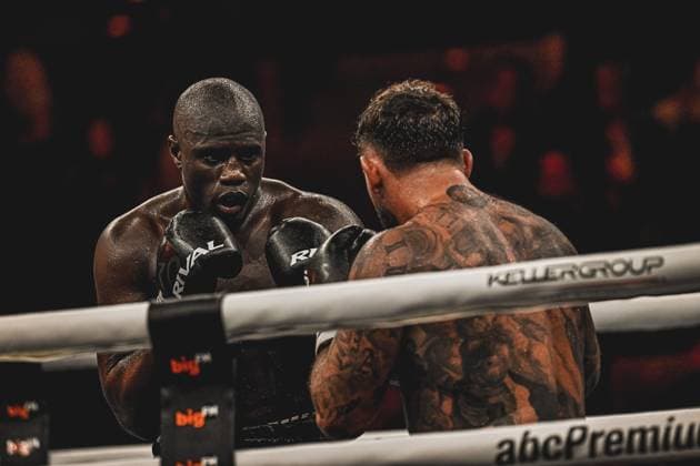Senad Gashi und Peter Kadiru liefern sich einen erbitterten Kampf im Boxring der SAP Arena Mannheim. Der Schwergewicht-Fight bei der Ringside Zone Night of the Heavyweights am 15. Mai 2026 zeigt beide Boxer in vollem Einsatz – verschwitzt, konzentriert und im direkten Duell an den Seilen des Rings. Ringside, 15.05.2026, Mannheim, SAP Arena