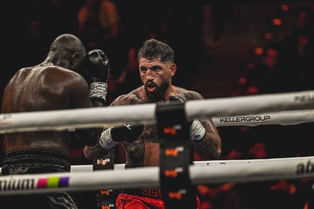 Senad Gashi ( 120, VIP) und Peter Kadiru ( 129, VIP) liefern sich beim Event Ringside am 15.05.2026 in der SAP Arena Mannheim einen intensiven Boxkampf im Schwergewicht. Der Kampf zeigt beide Boxer im direkten Schlagabtausch mit präzisen Techniken und hoher Intensität. Ringside, 15.05.2026, Mannheim, SAP Arena