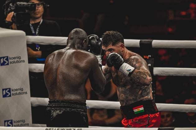 Senad Gashi ( 120, VIP) und Peter Kadiru ( 129, VIP) liefern sich einen harten Schlagabtausch im Ring der SAP Arena Mannheim. Das Foto zeigt einen entscheidenden Moment während des Boxkampfs der Ringside Night of the Heavyweights vom 15. Mai 2026. Ringside, 15.05.2026, Mannheim, SAP Arena