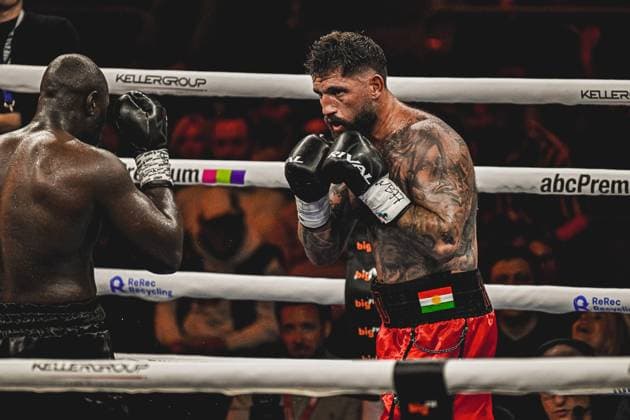 Senad Gashi und Peter Kadiru liefern sich einen intensiven Schlagabtausch im Ring der SAP Arena Mannheim. Das Bild zeigt beide Profiboxer in enger Distanz während des Kampfes der Ringside Zone – Night of the Heavyweights am 15. Mai 2026. Ringside, 15.05.2026, Mannheim, SAP Arena
