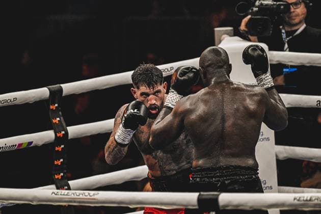 Senad Gashi ( 120, VIP) und Peter Kadiru ( 129, VIP) liefern sich einen intensiven Schlagabtausch in der SAP Arena Mannheim. Das Bild zeigt einen hochdramatischen Moment während der Ringside Zone Night of the Heavyweights am 15.05.2026, in dem beide Boxer aktiv in den Kampf engagiert sind. Ringside, 15.05.2026, Mannheim, SAP Arena