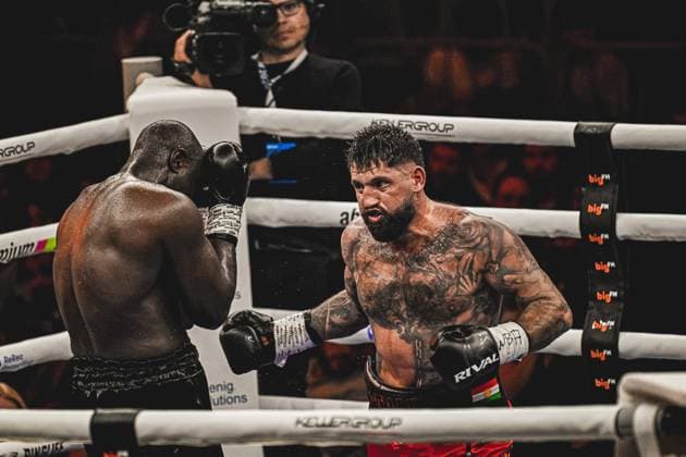 Senad Gashi ( 120, VIP) und Peter Kadiru ( 129, VIP) liefern sich einen erbitterten Kampf im Boxring der SAP Arena Mannheim. Das Bild zeigt einen intensiven Schlagabtausch während der Ringside Night of the Heavyweights am 15. Mai 2026. Ringside, 15.05.2026, Mannheim, SAP Arena