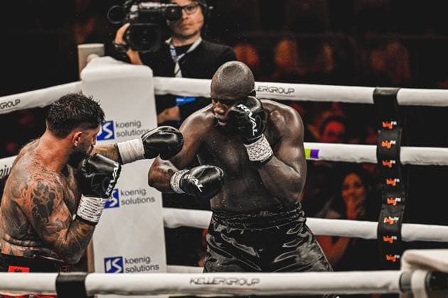 Senad Gashi ( 120, VIP) und Peter Kadiru ( 129, VIP) liefern sich einen intensiven Schwergewichtskampf in der SAP Arena Mannheim. Der Kampf zeigt beide Boxer in offensiven und defensiven Positionen im Ring während der Ringside-Veranstaltung vom 15. Mai 2026. Ringside, 15.05.2026, Mannheim, SAP Arena