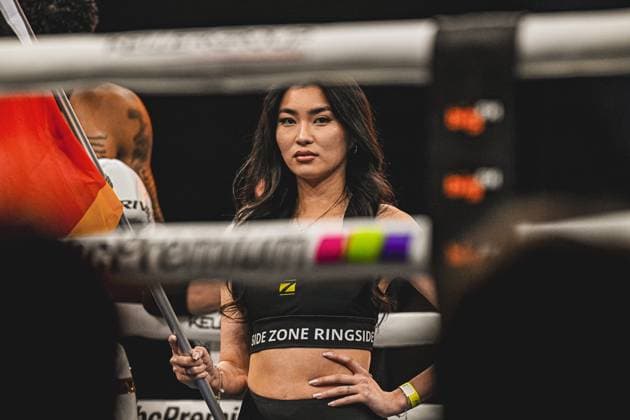 Ringgirl mit Flagge und Ringside Zone Outfit im Ring der SAP Arena Ringside, 15.05.2026, Mannheim, SAP Arena