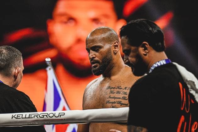 Bei der Ringside-Veranstaltung Night of the Heavyweights am 15.05.2026 in der SAP Arena Mannheim bereitet sich Profiboxer Nick Webb mental auf seinen Einsatz vor. Der Boxer steht fokussiert am Ringseil, begleitet von seinem Team in seiner Ecke. Ringside, 15.05.2026, Mannheim, SAP Arena