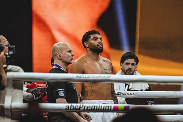 Emanuel Odiase (903; VIP) steht fokussiert im Ring, umgeben von seinem Team in der SAP Arena Ringside, 15.05.2026, Mannheim, SAP Arena