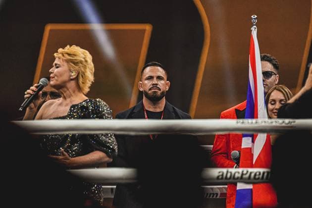 Florian Winter (157; VIP) beobachtet konzentriert die spektakuläre Fightcard in der SAP Arena Ringside, 15.05.2026, Mannheim, SAP Arena