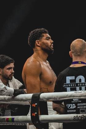 Emanuel Odiase (903; VIP) konzentriert sich vor dem Kampf in der SAP Arena Ringside, 15.05.2026, Mannheim, SAP Arena