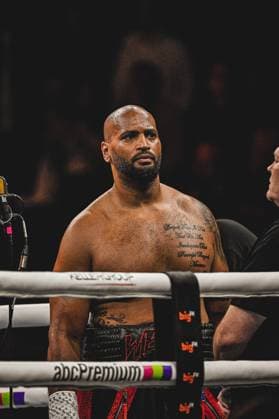 Nick Webb präsentiert sich konzentriert in der SAP Arena Mannheim beim Event Night of the Heavyweights am 15.05.2026. Der Boxer steht aufrecht im Ring und blickt konzentriert, während Ringsprecher und Team-Mitglieder seine Präsenz begleiten. Ringside, 15.05.2026, Mannheim, SAP Arena